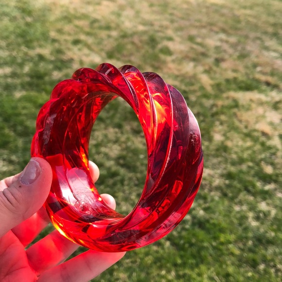 Massive Red Vintage Lucite Swirl Bangle - Picture 3 of 3